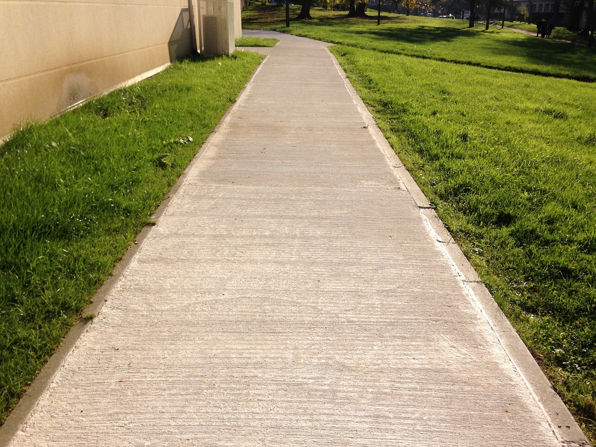 Chemin d'acccès en béton balayé